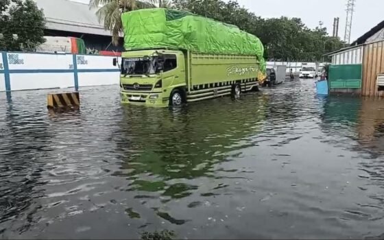 Banjir Rob Rendam Sejumlah Kawasan Pesisir Ibu Kota