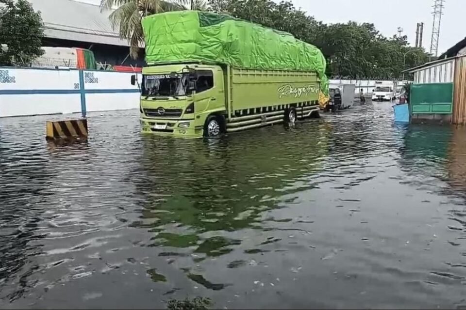 Banjir Rob Rendam Sejumlah Kawasan Pesisir Ibu Kota