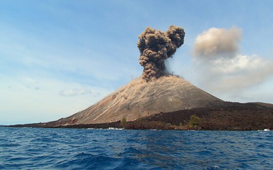 Gunung Anak Krakatau Erupsi, Empat Bandara Ditutup Sementara Akibat Abu Vulkanik